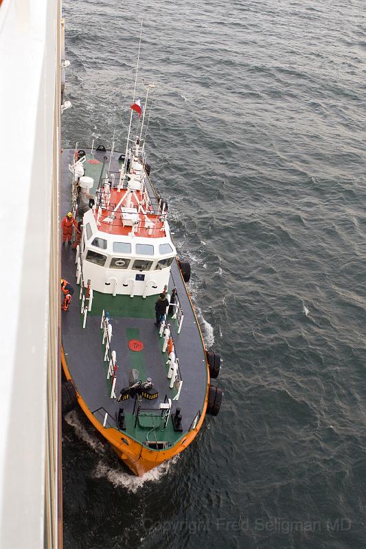 20071212 214101 D200 2600x3900.jpg - Tug boat bringing pilot on-board to navigate our passage through the Straights of Magellan